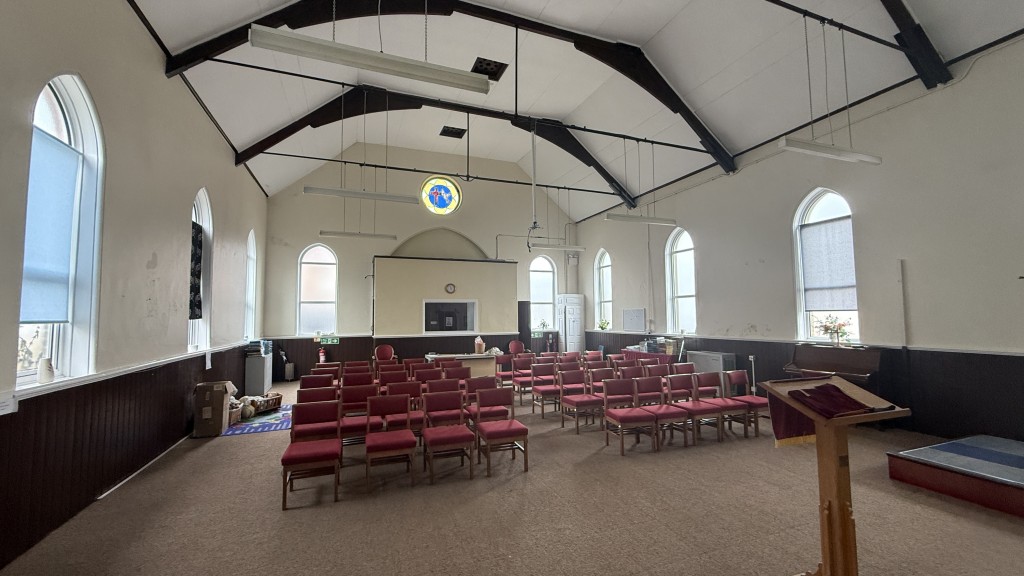 Lot: 149 - FORMER VICTORIAN METHODIST CHURCH WITH POTENTIAL - Internal image of chapel from office